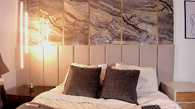 Snapshot of Isabella_LaRue chatting on 8, 10, 2025 Isabella LaRue online show from 8, 10, 2025