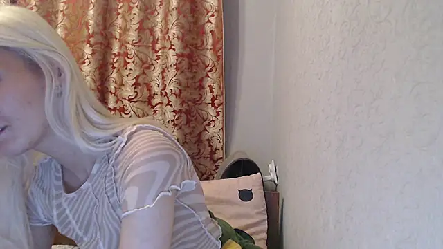 Snapshot of maybe_doll chatting on 30, 11, 2025 maybe doll online show from 30, 11, 2025