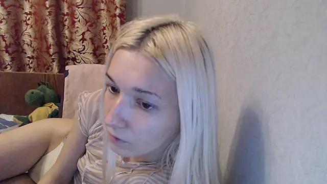 Snapshot of maybe_doll chatting on 1, 12, 2025 maybe doll online show from 1, 12, 2025