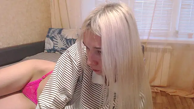 Snapshot of maybe_doll chatting on 15, 12, 2025 maybe doll online show from 15, 12, 2025