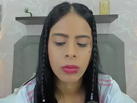 Snapshot of laura_maite_ chatting on 24, 11, 2025 laura maite online show from 24, 11, 2025