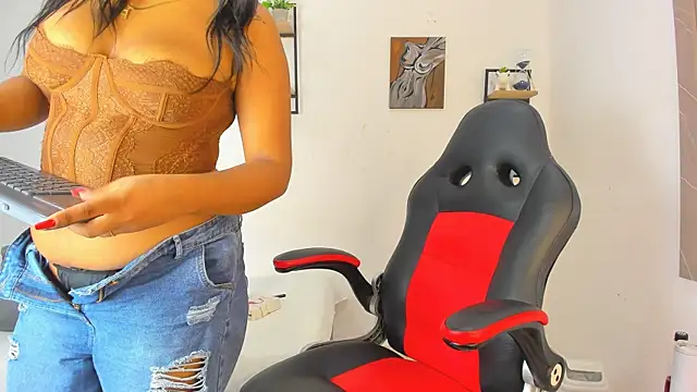 Snapshot of daniella_molina1 chatting on 11, 10, 2025 daniella molina1 online show from 11, 10, 2025
