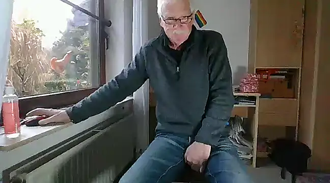 Snapshot of super-snoopy chatting on 8, 12, 2024 super-snoopy online show from 8, 12, 2024