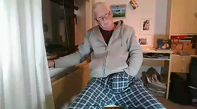 Snapshot of super-snoopy chatting on 20, 12, 2024 super-snoopy online show from 20, 12, 2024