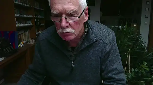 Snapshot of super-snoopy chatting on 26, 12, 2024 super-snoopy online show from 26, 12, 2024