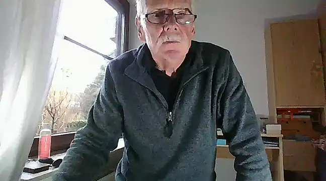 Snapshot of super-snoopy chatting on 5, 1, 2025 super-snoopy online show from 5, 1, 2025