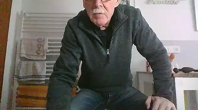 Snapshot of super-snoopy chatting on 12, 1, 2025 super-snoopy online show from 12, 1, 2025