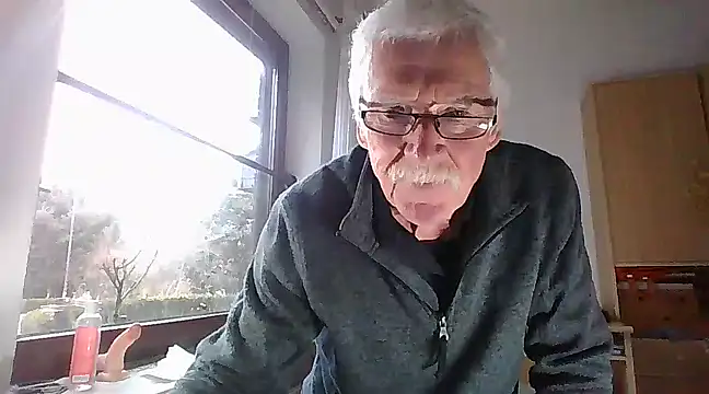 Snapshot of super-snoopy chatting on 2, 2, 2025 super-snoopy online show from 2, 2, 2025