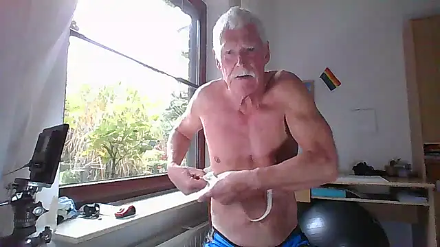 Snapshot of super-snoopy chatting on 12, 10, 2025 super-snoopy online show from 12, 10, 2025