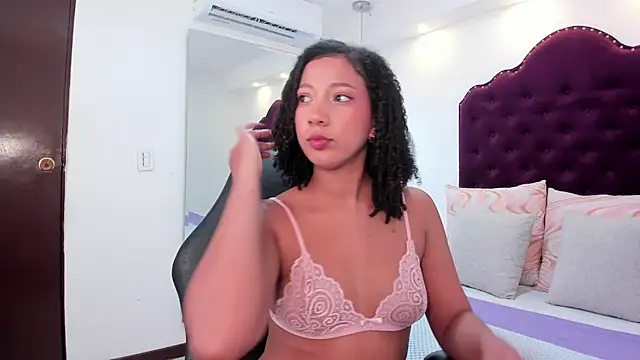 Snapshot of cloe_555 chatting on 16, 10, 2025 cloe 555 online show from 16, 10, 2025