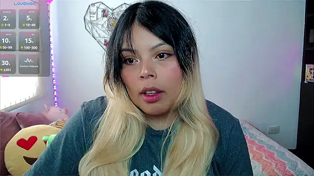 Snapshot of EllieMoonX chatting on 23, 4, 2026 EllieMoonX online show from 23, 4, 2026