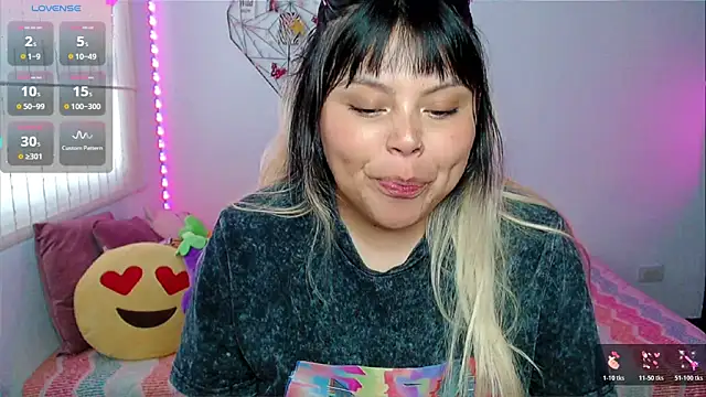 Snapshot of EllieMoonX chatting on 2, 5, 2026 EllieMoonX online show from 2, 5, 2026