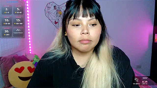 Snapshot of EllieMoonX chatting on 4, 5, 2026 EllieMoonX online show from 4, 5, 2026