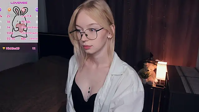 Snapshot of CleoStier chatting on 9, 10, 2025 CleoStier online show from 9, 10, 2025