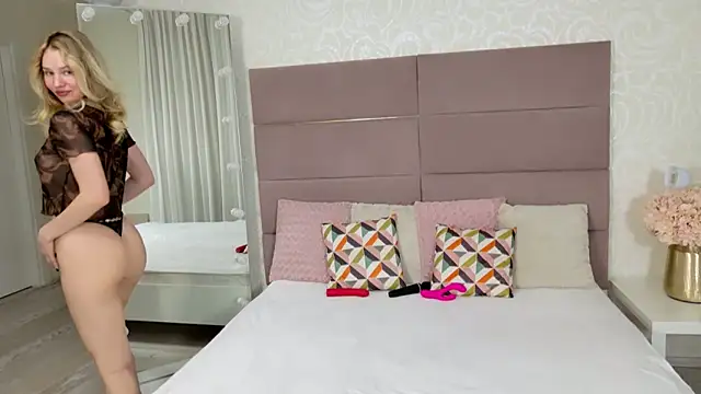 Snapshot of IndieMoon chatting on 6, 3, 2026 IndieMoon online show from 6, 3, 2026