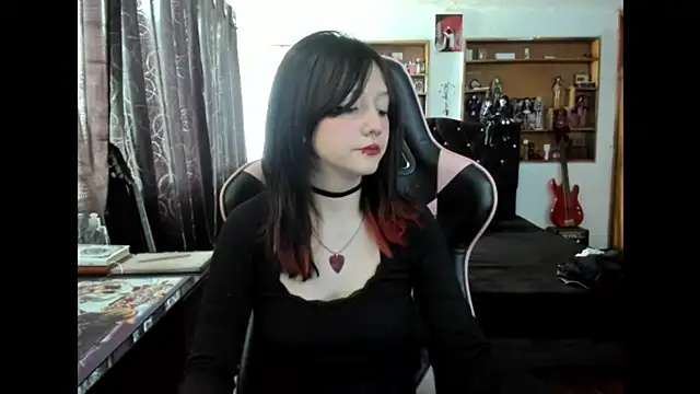 Maki Zein  online show from 25, 11, 2025