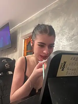 Snapshot of MissHerra2 chatting on 27, 11, 2025 MissHerra2 online show from 27, 11, 2025