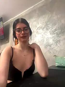 Snapshot of MissHerra2 chatting on 5, 12, 2025 MissHerra2 online show from 5, 12, 2025