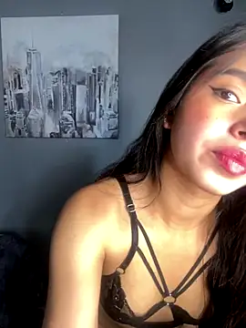 LunaMoore Pink online show from 26, 11, 2025