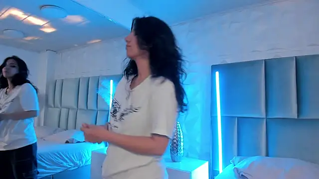 HollyPeach online show from 12, 2, 2026