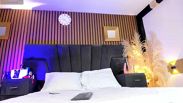 DerryAndIzzy online show from 19, 12, 2025