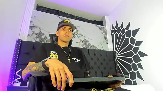 Snapshot of DerryAndIzzy chatting on 24, 4, 2026 DerryAndIzzy online show from 24, 4, 2026