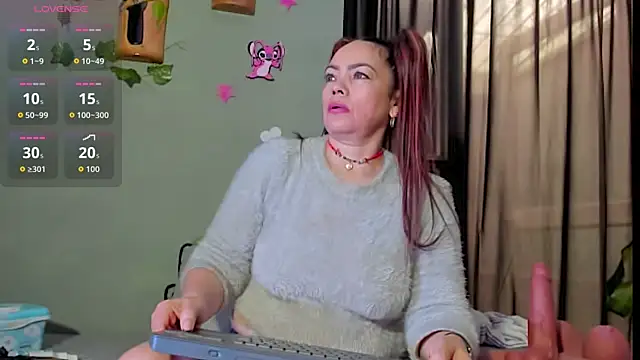 Snapshot of Sharlott_smith chatting on 4, 11, 2025 Sharlott smith online show from 4, 11, 2025