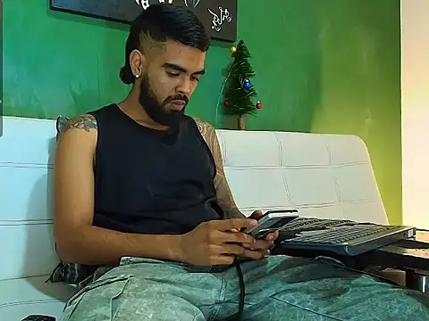 Snapshot of black_kameron_ chatting on 26, 11, 2025 black kameron online show from 26, 11, 2025