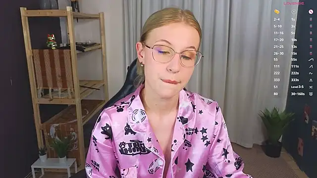 Snapshot of lovedrope chatting on 15, 10, 2025 lovedrope online show from 15, 10, 2025