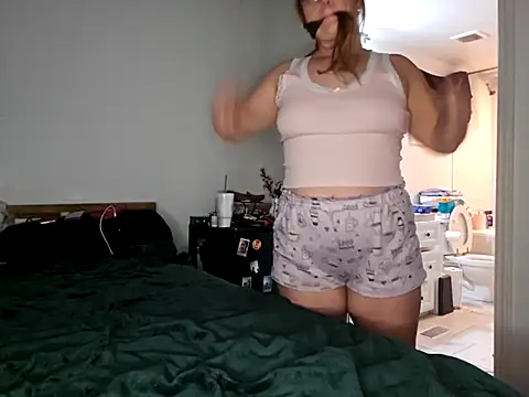 Snapshot of mommiixpooks chatting on 13, 10, 2025 mommiixpooks online show from 13, 10, 2025