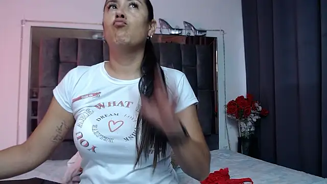 Snapshot of Salmma_Milf chatting on 4, 3, 2026 Salmma Milf online show from 4, 3, 2026