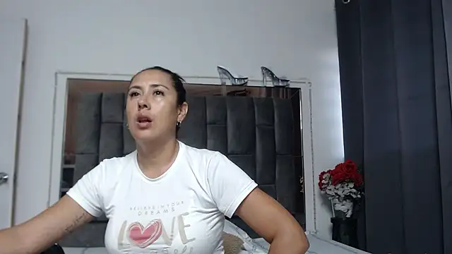 Snapshot of Salmma_Milf chatting on 10, 4, 2026 Salmma Milf online show from 10, 4, 2026