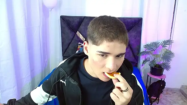 Snapshot of Mattass18 chatting on 18, 10, 2025 Mattass18 online show from 18, 10, 2025