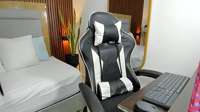 briana titsworth online show from 28, 11, 2025