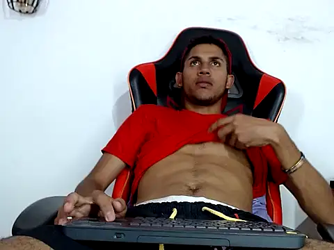 Snapshot of sexy_latin_cum chatting on 18, 10, 2025 sexy latin cum online show from 18, 10, 2025