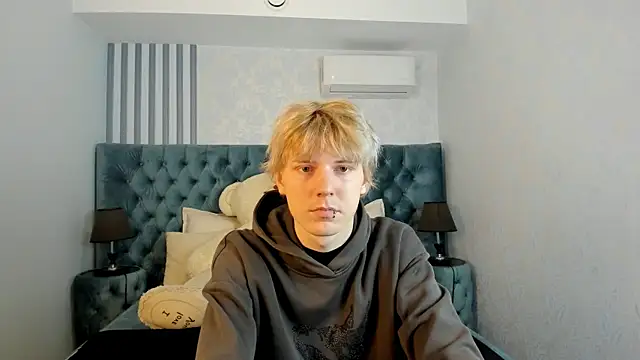 Snapshot of KevinMilky chatting on 22, 10, 2025 KevinMilky online show from 22, 10, 2025