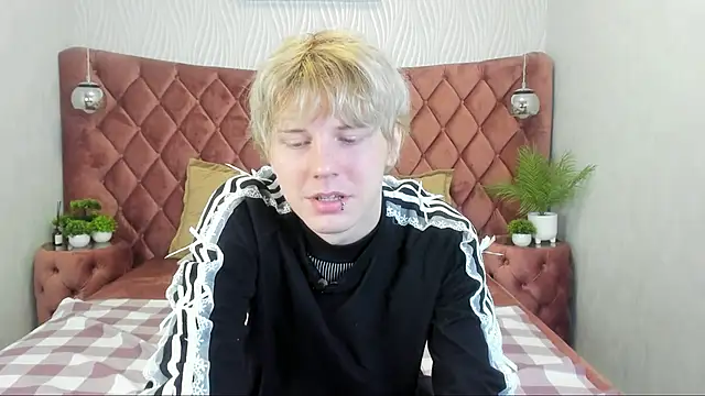 Snapshot of KevinMilky chatting on 24, 10, 2025 KevinMilky online show from 24, 10, 2025