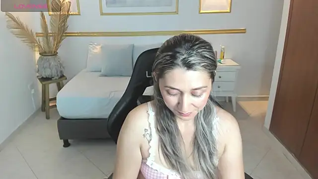 Snapshot of karlyy_ chatting on 18, 11, 2025 karlyy online show from 18, 11, 2025