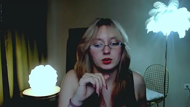 Snapshot of ScarlettScril chatting on 20, 10, 2025 ScarlettScril online show from 20, 10, 2025