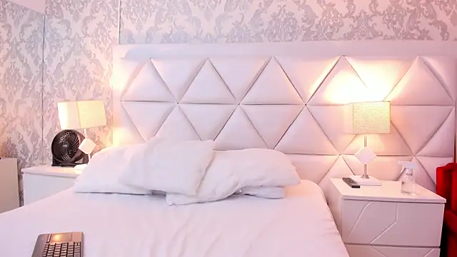 Snapshot of AnnyeWatson chatting on 21, 12, 2025 AnnyeWatson online show from 21, 12, 2025