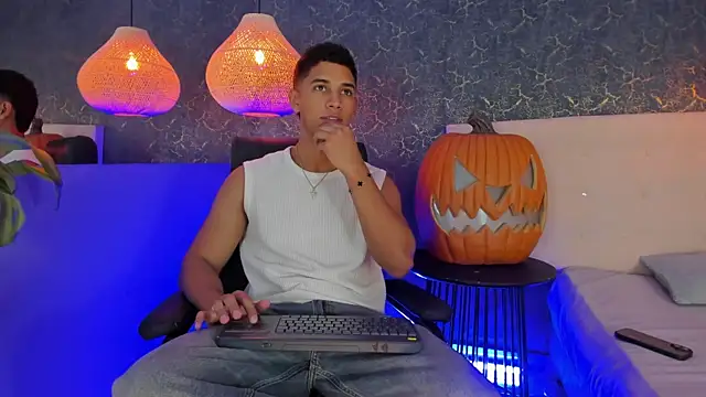 Snapshot of Zayne_cross chatting on 21, 10, 2025 Zayne cross online show from 21, 10, 2025