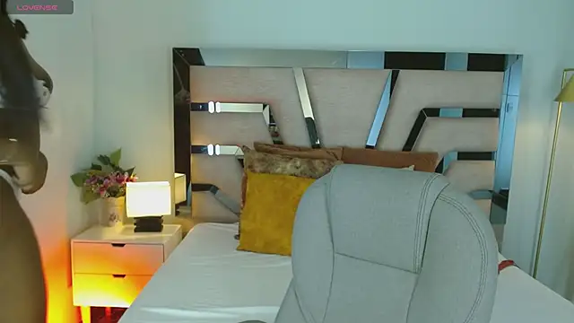 Maiacharris  online show from 15, 12, 2025