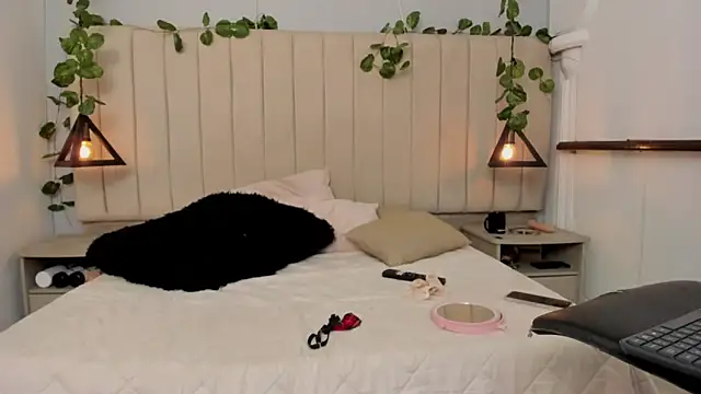 Amelia Brixton online show from 30, 11, 2025