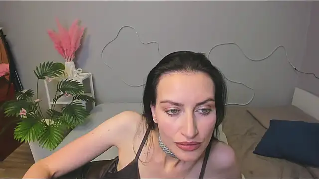 Snapshot of your__queen chatting on 19, 10, 2025 your queen online show from 19, 10, 2025