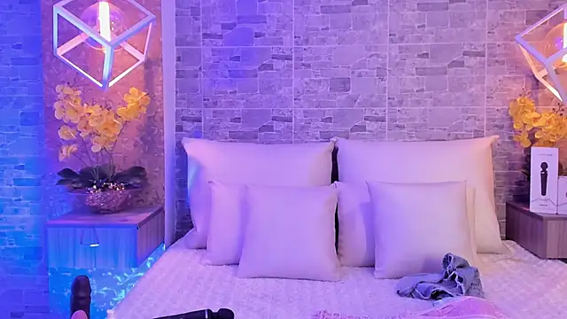 Snapshot of Catalina-Thompson chatting on 8, 11, 2025 Catalina-Thompson online show from 8, 11, 2025