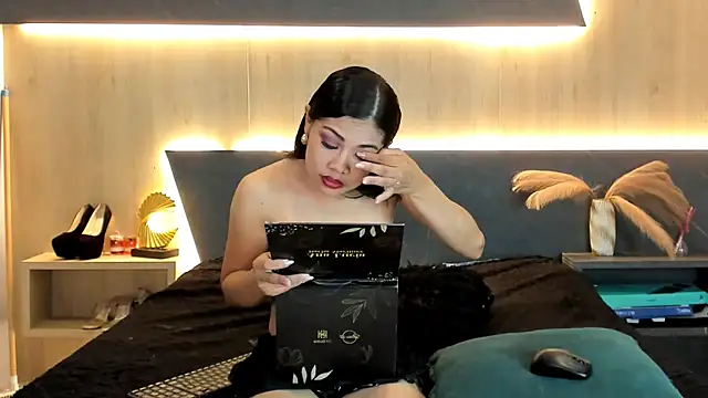 LorenaVarga online show from 13, 5, 2026