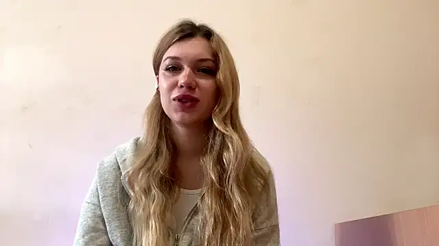Snapshot of Fiorence_Blonde chatting on 21, 10, 2025 Fiorence Blonde online show from 21, 10, 2025