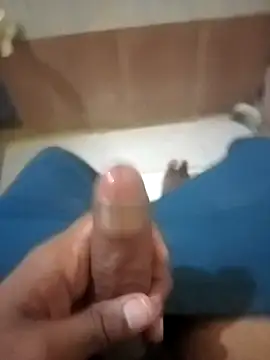 Snapshot of HeatableRevan chatting on 5, 4, 2026 HeatableRevan online show from 5, 4, 2026