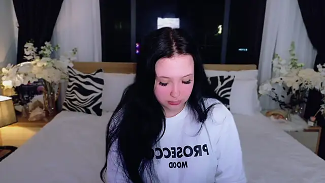 Felicia Herceg online show from 15, 11, 2025