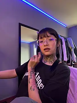 Snapshot of val_azuna1 chatting on 27, 10, 2025 val azuna1 online show from 27, 10, 2025